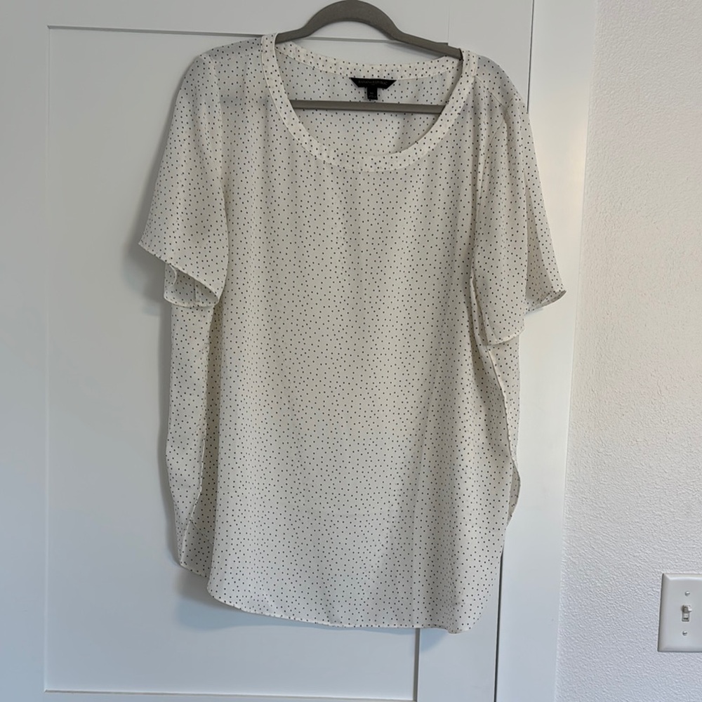 Banana Republic Cream and Black Short Sleeve blouse with cute slits on sides